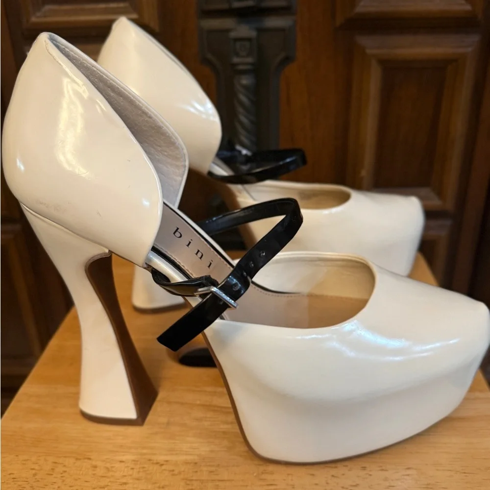Giani Bernini Cream and Black Platform Heels